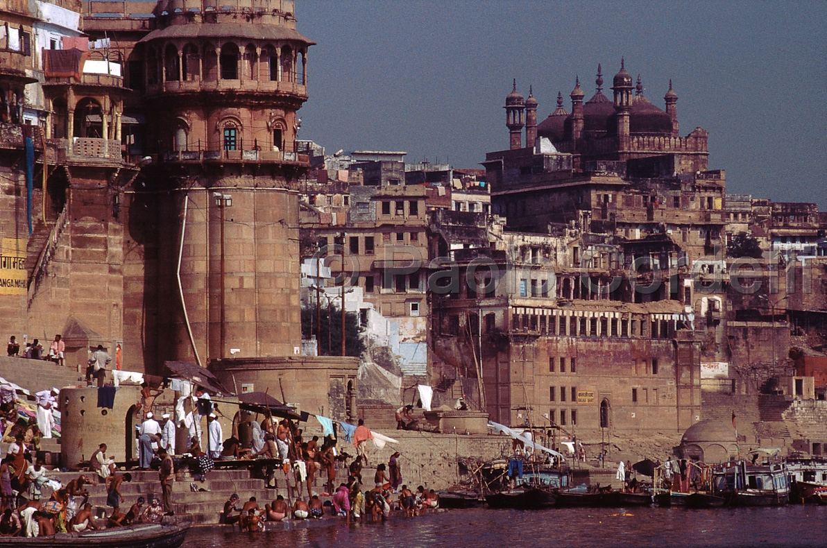 Ganges Ghats and Aurangzeb's Mosque, Varanasi (Benares), India
 (cod:India 16)